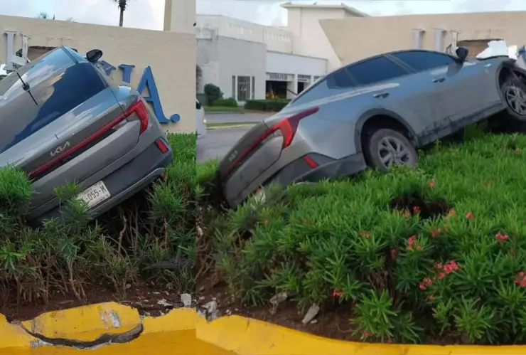 ¡Fuerte accidente! Auto impacta estructura de hotel en el Boulevard Kukulkán HOY (1).jpg