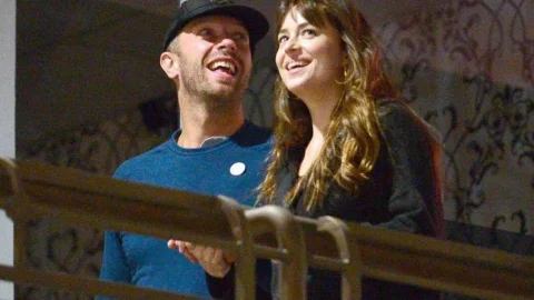 Captan a Chris Martin y Dakota Johnson en playas de México