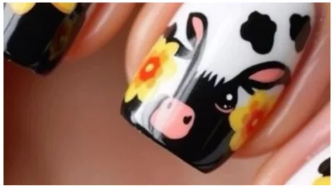 diseño de uñas de vaca con flores