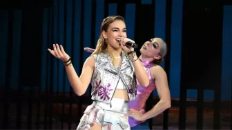 Para el tercer concierto, Mar lucio un atuendo platinado con adornos magenta metálico.