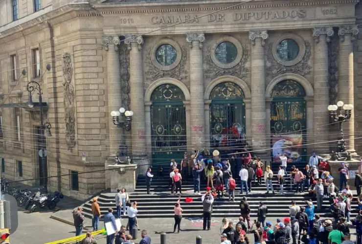 Manifestantes vandalizan sede del Congreso de CDMX; defienden infancias trans
