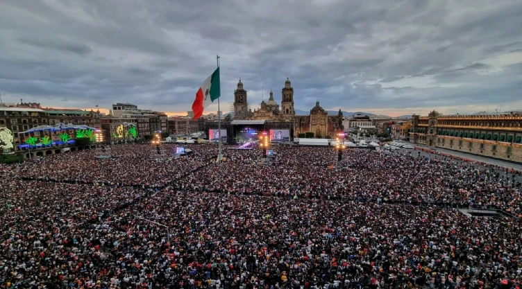 AMLO y Sheinbaum garantizan Zócalo para marcha contra Reforma Electoral