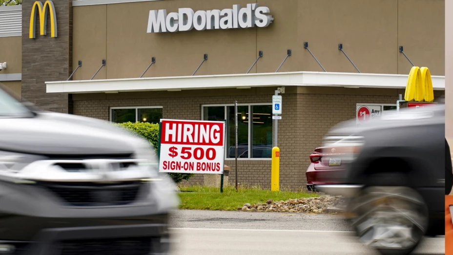 Letrero de vacante de trabajo en restaurante McDonalds.