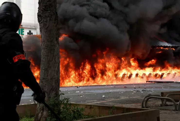 Manifestaciones en Paris dejan decenas de policias heridos