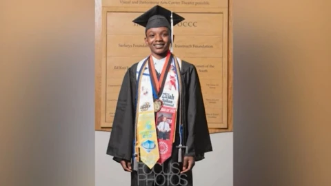 Estudiante de 13 años se gradúa de la universidad en Oklahoma.