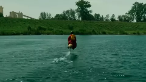 VIDEO Escoba voladora de Harry Potter funciona en el agua
