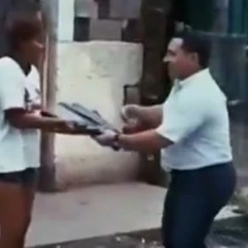 ¿Ayuda-ante-las-lluvias-o-un-parche_-Regidor-de-Torreón-entrega-hule-para-proteger-casas-y-desata-cr.webp
