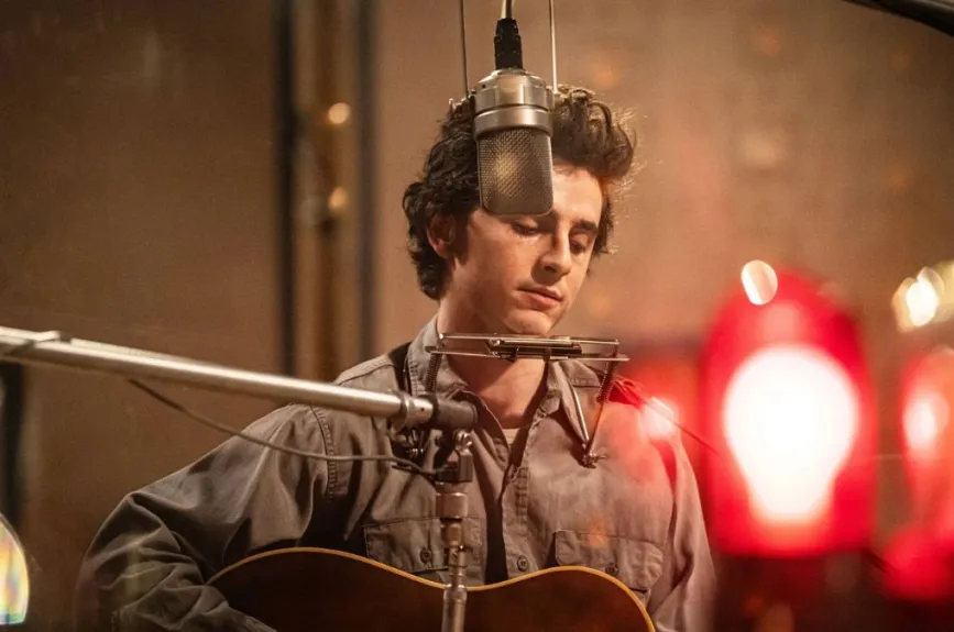 Su nominación a los Oscars por ‘Un completo desconocido’ lo convierte en el actor más joven en recibir dos nominaciones a Mejor Actor, un logro que comparte con James Dean.
Crédito: Searchlight Pictures