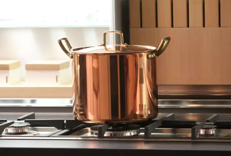 El truco de los chefs que limpia lo quemado de las ollas y las deja como nuevas