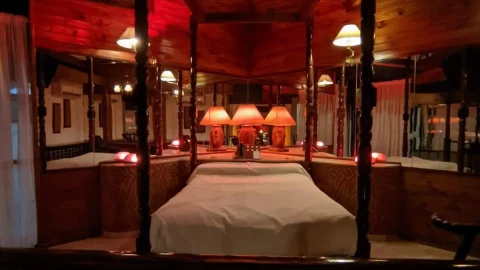 Motel amenaza a clientes con subir videos.