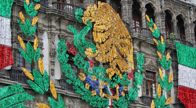 Materiales reciclados y lámparas ahorradoras decorarán el Zócalo