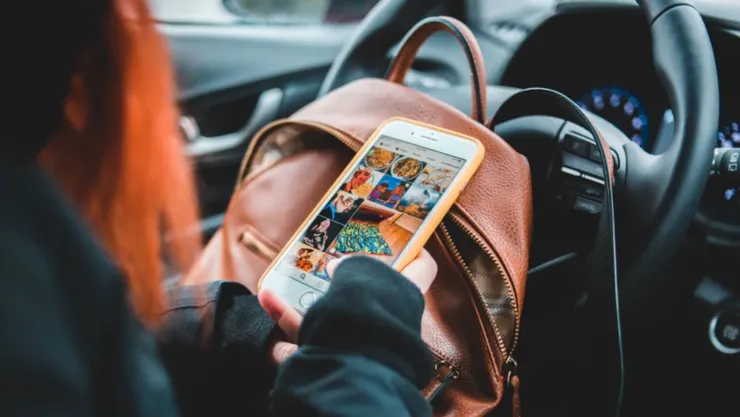 Mujer atropella a su suegro por usar celular
