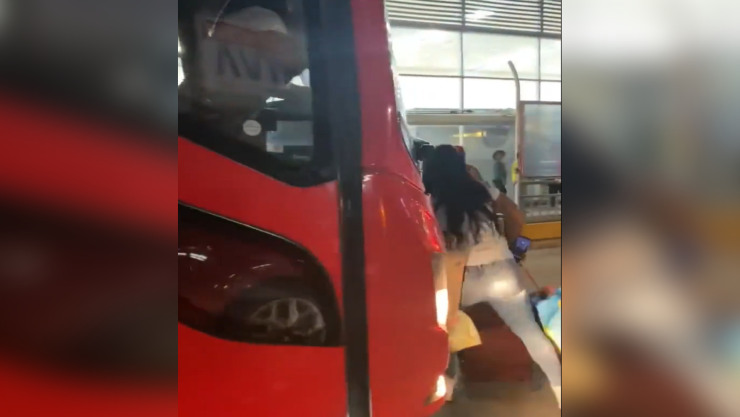 Autobús empuja a pasajera