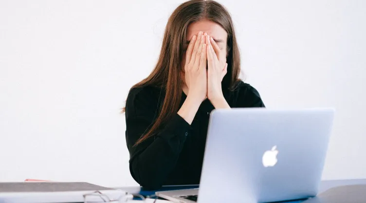“Cloaking” en una relación: ¿qué es y por qué es peor que el ghosting?