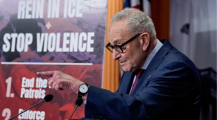 El líder de la minoría del Senado, Chuck Schumer (demócrata de Nueva York), ofrece una conferencia de prensa después de que la legislación que financiaría al Departamento de Seguridad Nacional de EE. UU. más allá de la fecha límite del viernes fracasara en el Senado de EE. UU., mientras los demócratas presionaban para controles más estrictos sobre la aplicación de la ley migratoria, en el Capitolio en Washington, DC, EE. UU., 12 de febrero de 2026.