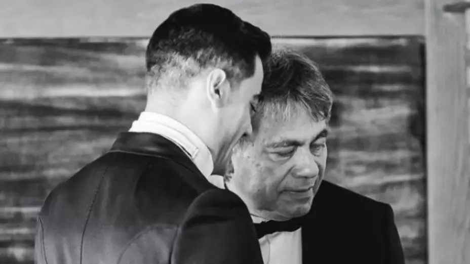 VIDEO Carlos Rivera rompe en llanto en pleno concierto