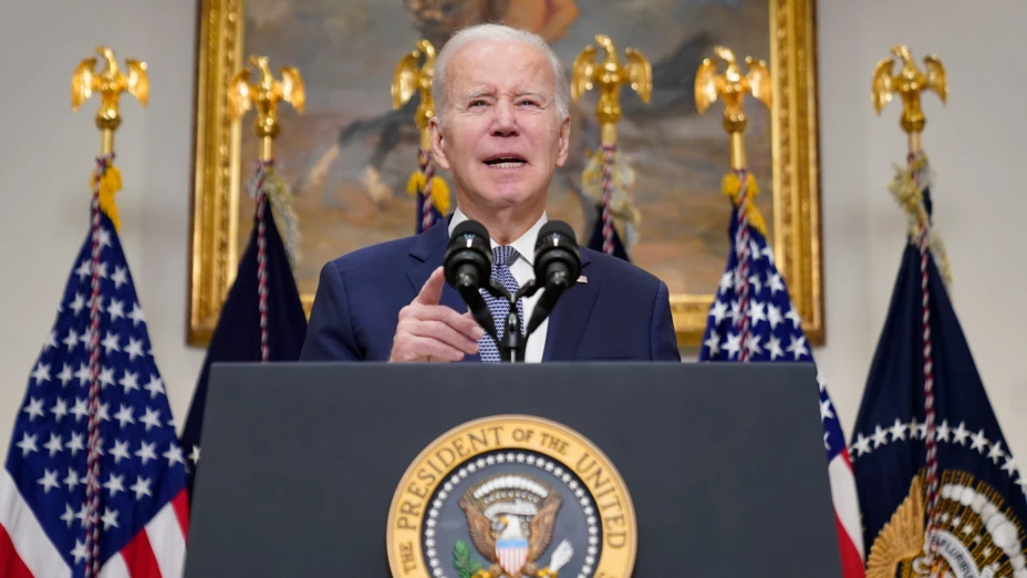 Joe Biden pide confianza en el sistema bancario de EU.