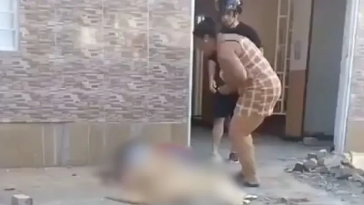 VIDEO DESGARRADOR: Madre rompe en llanto tras encontrar a su hija bajo los escombros tras sismo en Colombia