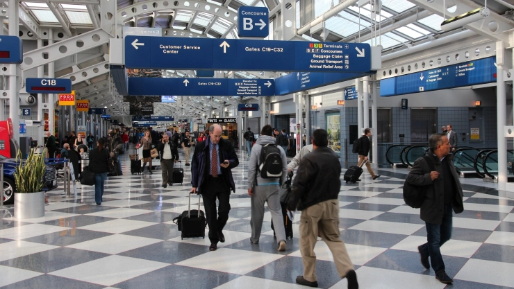 Personas caminando en el Aeropuerto Internacional de Chicago-O’Hare en Illinois