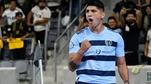 Alan Pulido celebra con el Sporting Kansas City