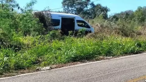 Fuerte accidente protagonizado por una combi de pasajeros en la carretera Seybaplaya-Campeche