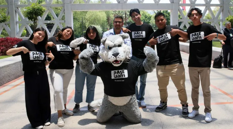 Estudiantes celebran el acuerdo del Pase directo UAM 2025 del Colegio de Bachilleres.