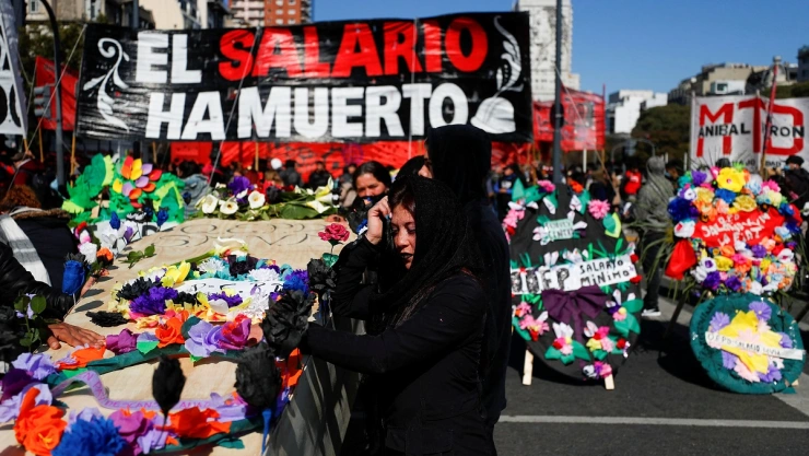 ¡Protesta en Argentina! Trabajadores velan la “muerte” del salario