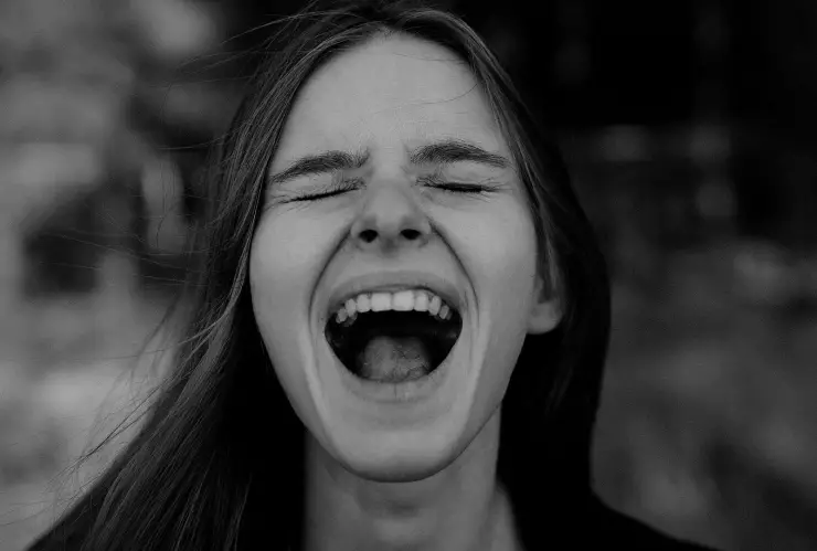 El extraño padecimiento que te hace decir palabras que no quieres