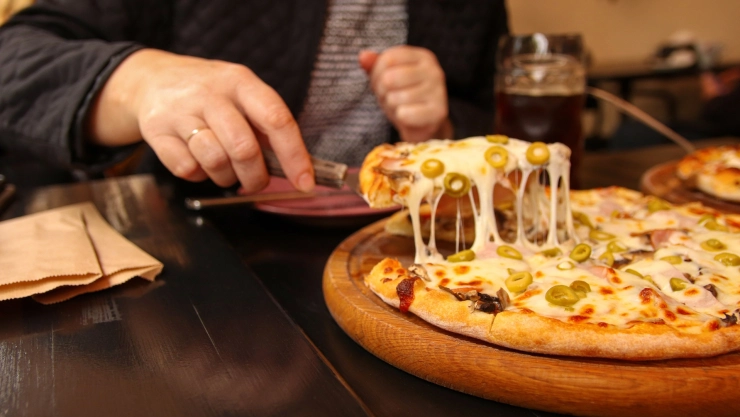 Un hombre come pizza en Estados Unidos