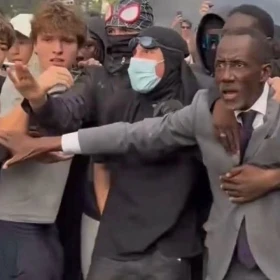 VIDEO_-Policías-agreden-a-alcalde-de-Saint-Denis-durante-protestas-estudiantiles-en-Francia_-le-lanz_1.webp