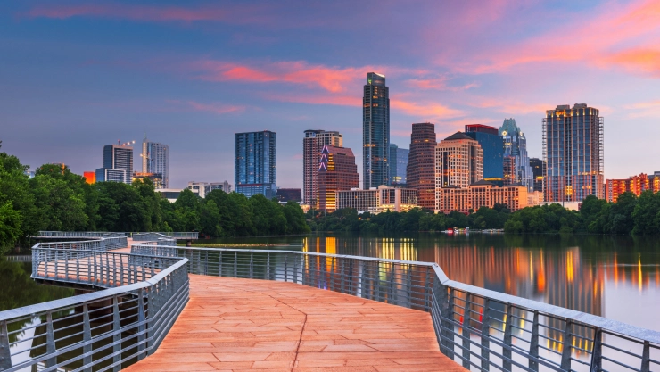 una vista del horizonte de Austin en un hermoso atardecer