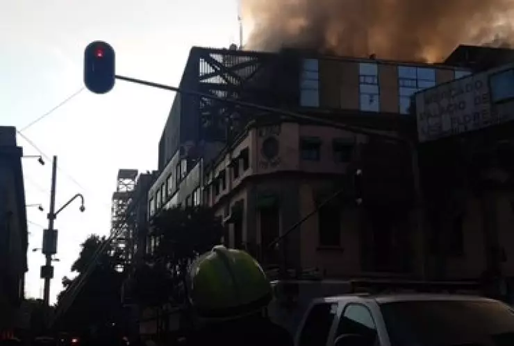 El incendio dejó 30 personas atrapadas y un muerto.