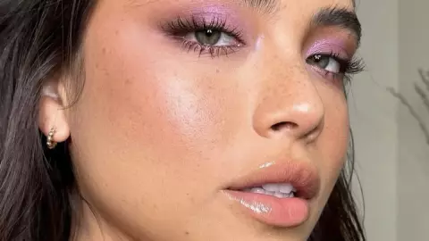 Las sombras en color lavanda crean un maquillaje fresco y moderno