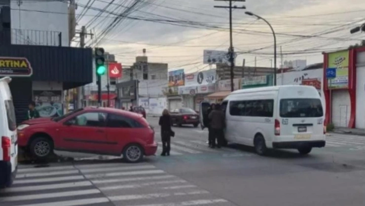 Aparatoso choque entre auto y Ruta S3 deja varios lesionados en la 25 Poniente, Puebla