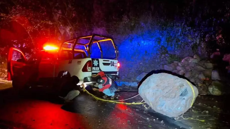 ¡Cuidado! Cierran carretera Coscomatepec-Huatusco por deslave de cerro