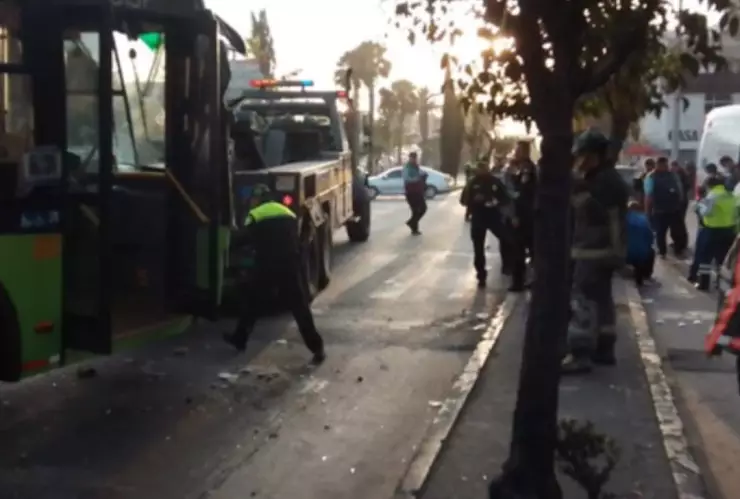 Dos camiones del transporte público chocaron en la alcaldía Venustiano Carranza.