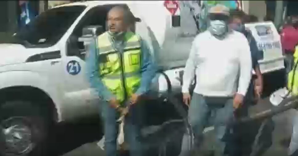 Hombre lanza gas