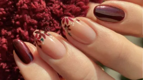 uñas color vino con flores