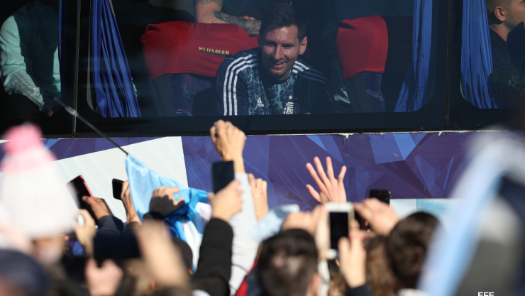 Messi saluda a los aficionados