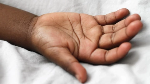 menor pierde la mano primera comunión