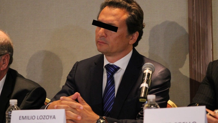 Emilio Lozoya con antifaz