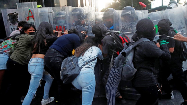 colectivos feministas se enfrentan a la policía de CDMX