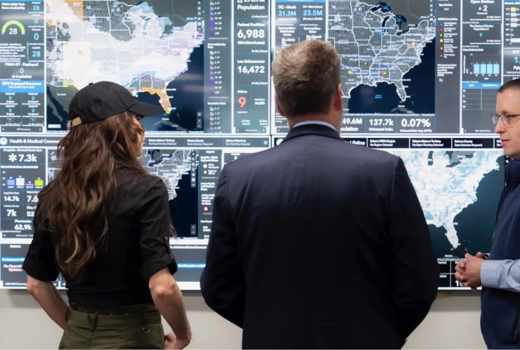 La Secretaria de Seguridad Nacional de Estados Unidos, Kristi Noem junto a autoridades estatales y locales en instalaciones de la Agencia Federal para el Manejo de Emergencias (FEMA)