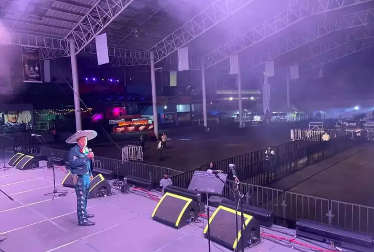 abuelito rogelio veyna el mostrenco da un concierto en la feria de fresnillo y nadie asiste.jpg
