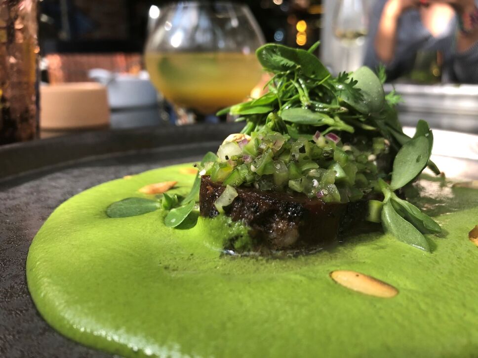 filigrana lengua de res confitada en pipián verde