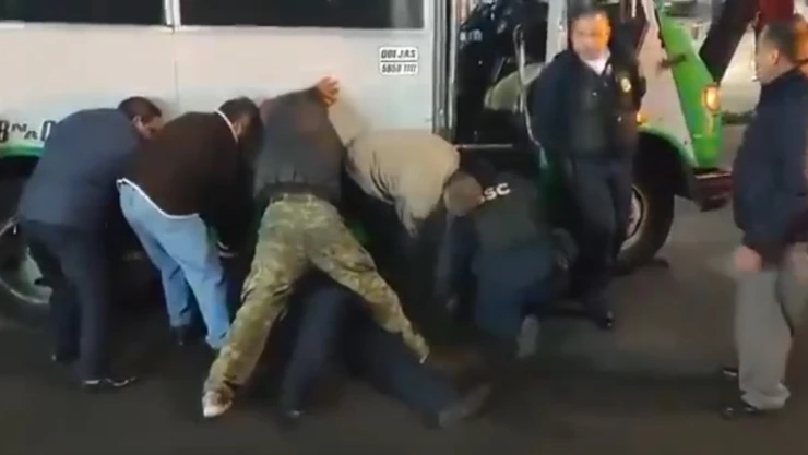 VIDEO: Microbús atropella a una abuelita y queda prensada en El Rosario, CDMX