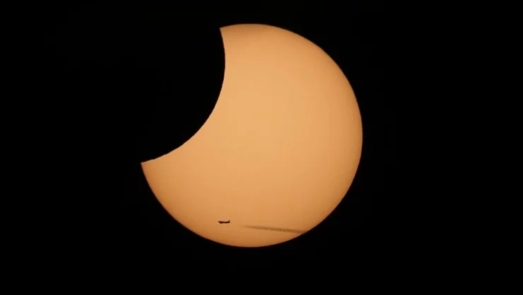 Durante la luna nueva, esta pasa por encima o por debajo del Sol, por lo que no se produce un eclipse solar