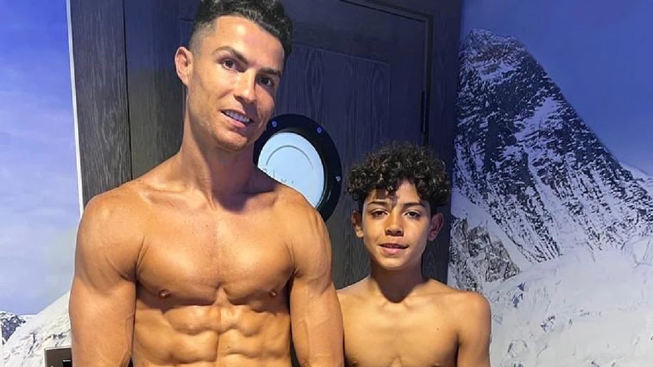 Video Cristiano Ronaldo Jr cachetea a niño por apoyar a Messi