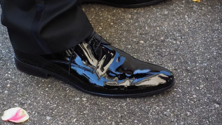 Así se limpian los zapatos de charol