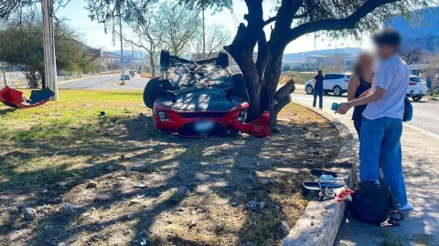 Accidente en Jurica: Joven conductor vuelca su vehículo jueves 13 febrero 2025